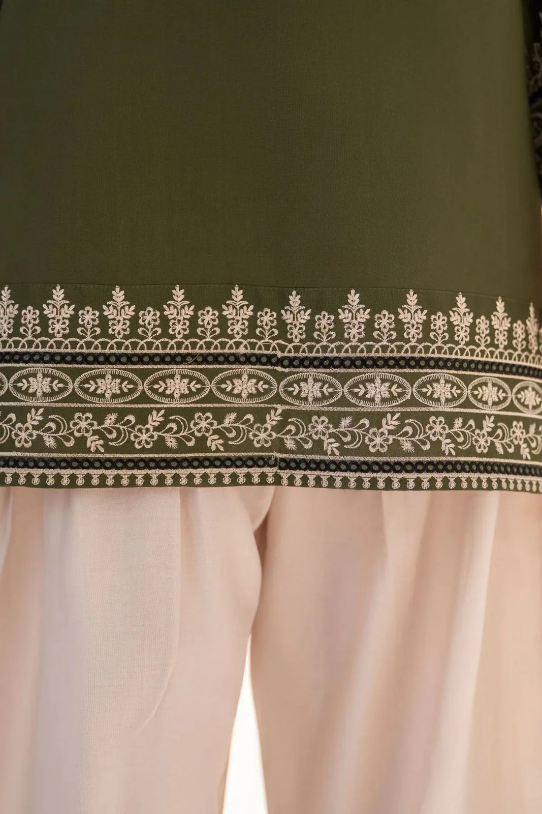 Hoorain 3PC Stitched Dress - Image 8