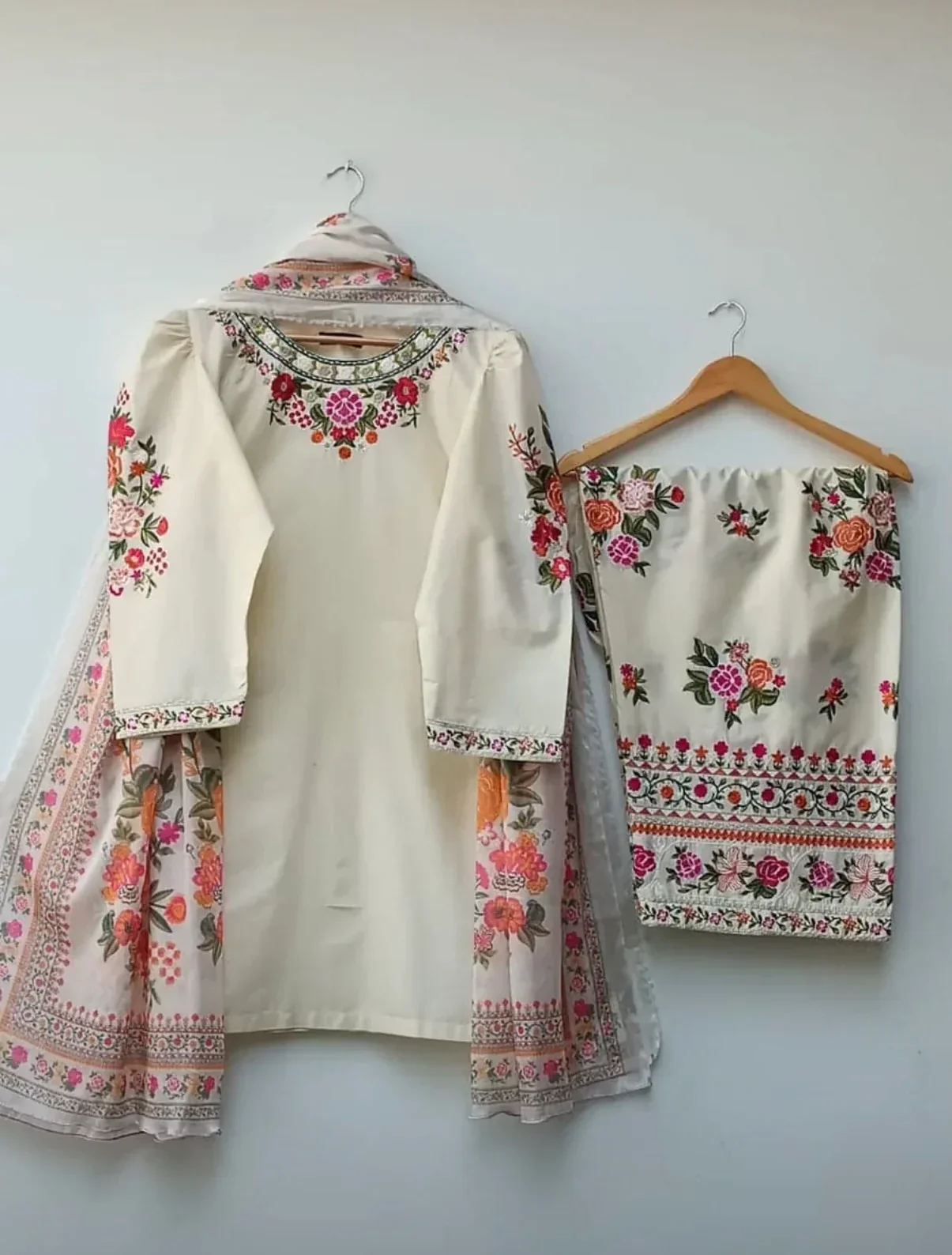 Maysuri 3pcs lawn duppata - Image 4
